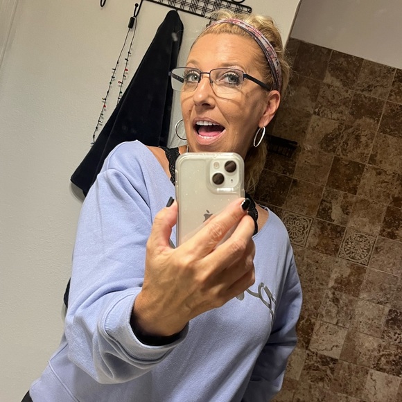 Meet your Posher, Melissa 💜 - Picture 3 of 15